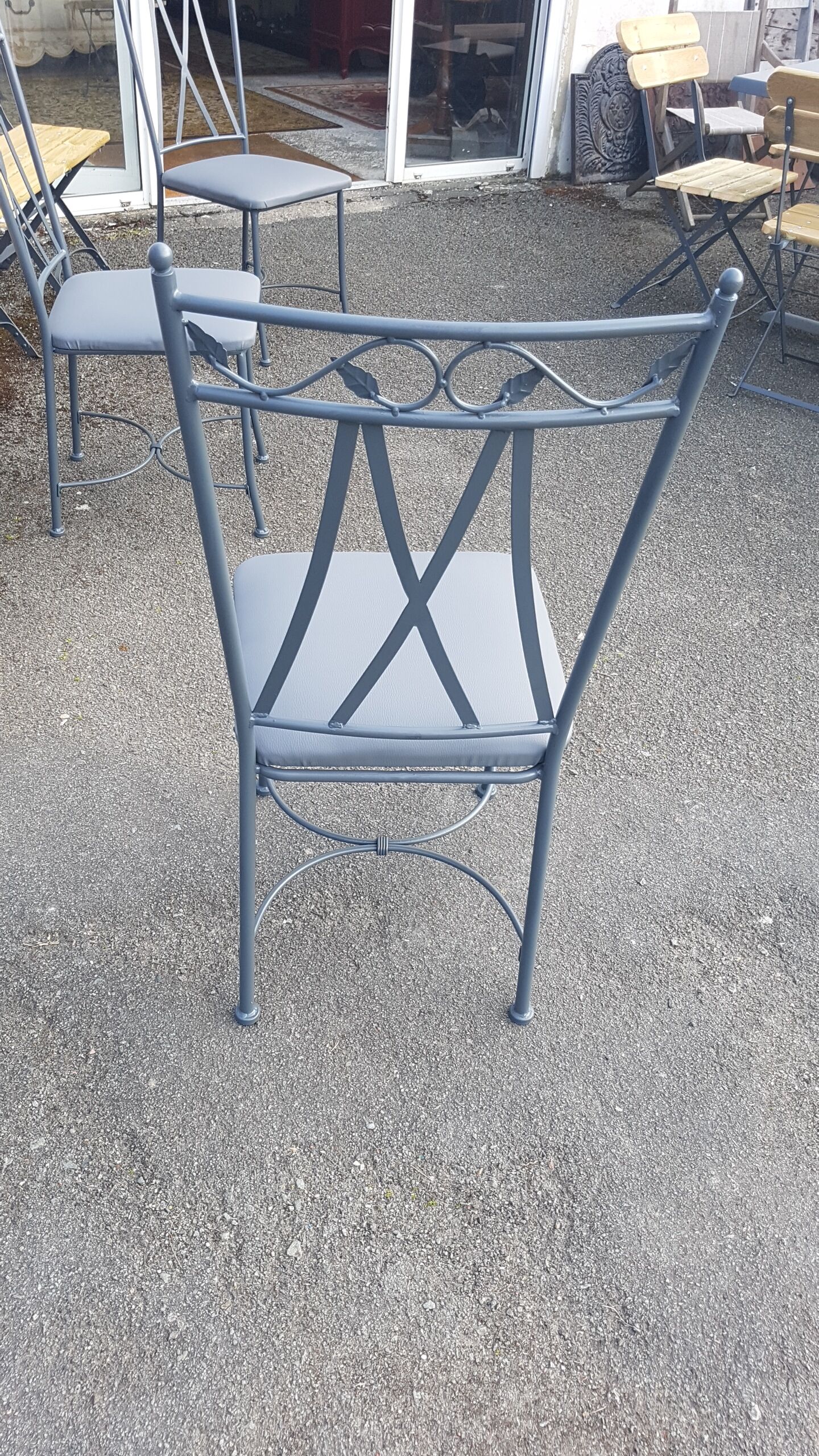 Table ronde et 4 chaises en fer forgé