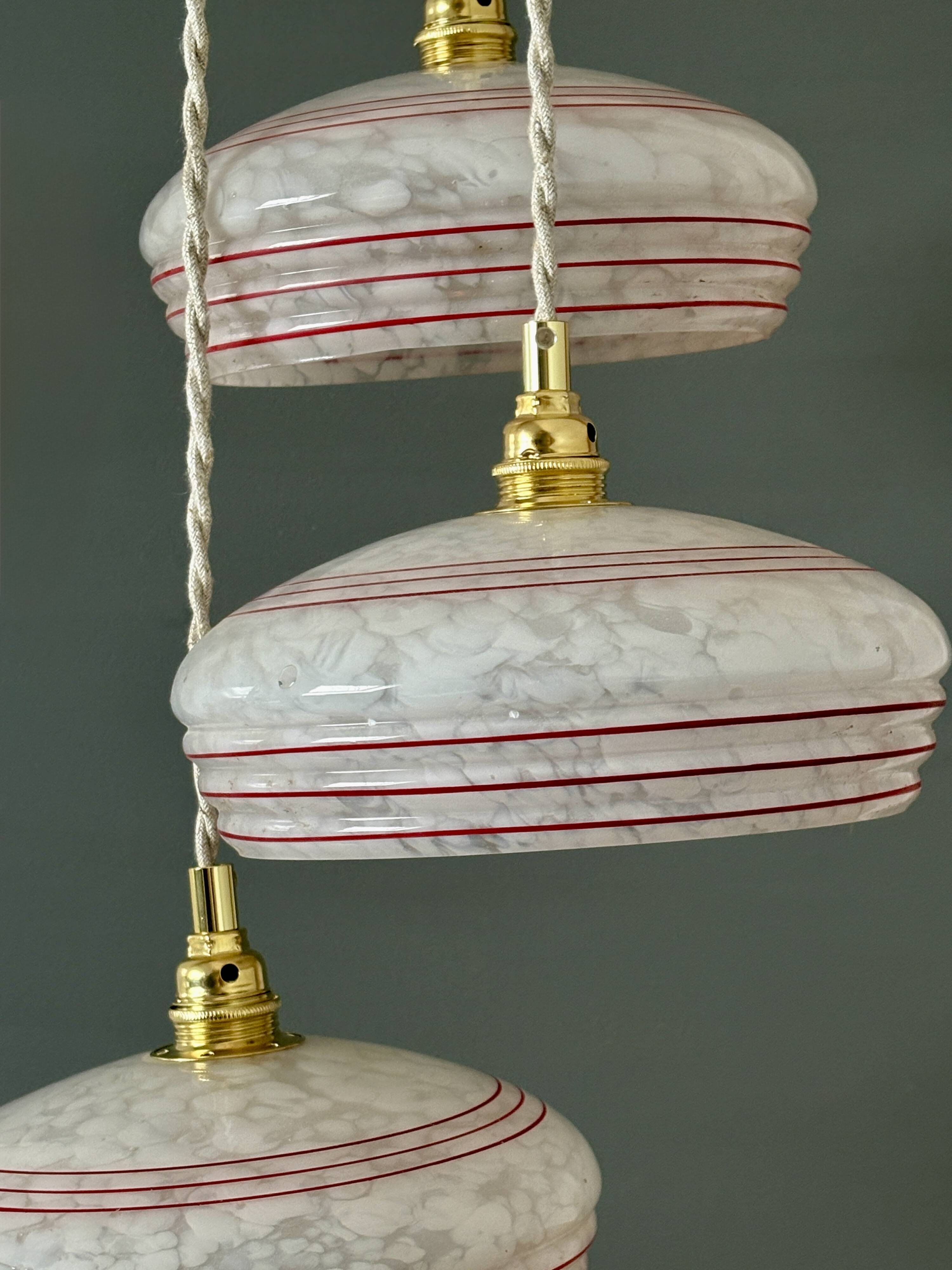 Vintage triple suspension lampshade in Clichy glass, white and red.