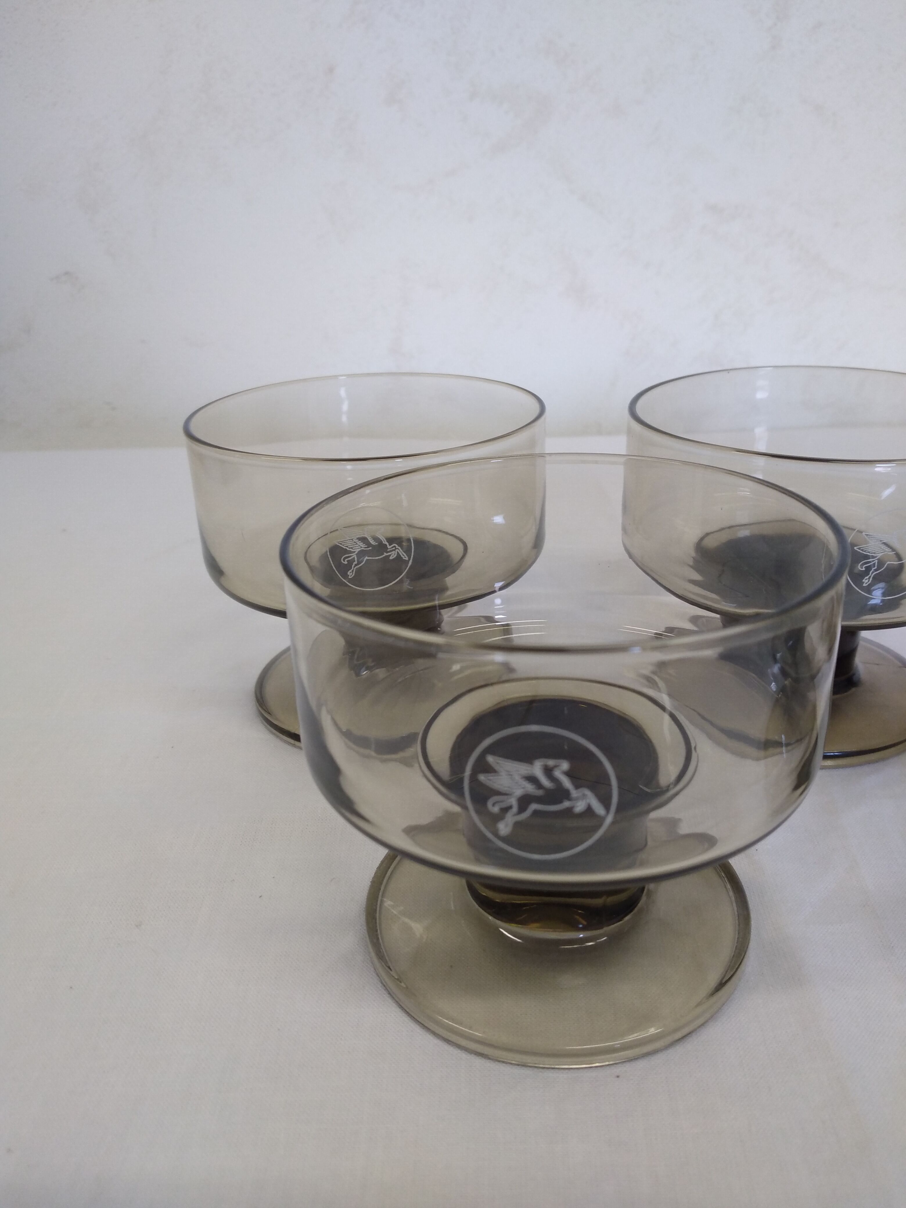 Mobil smoked glass cups