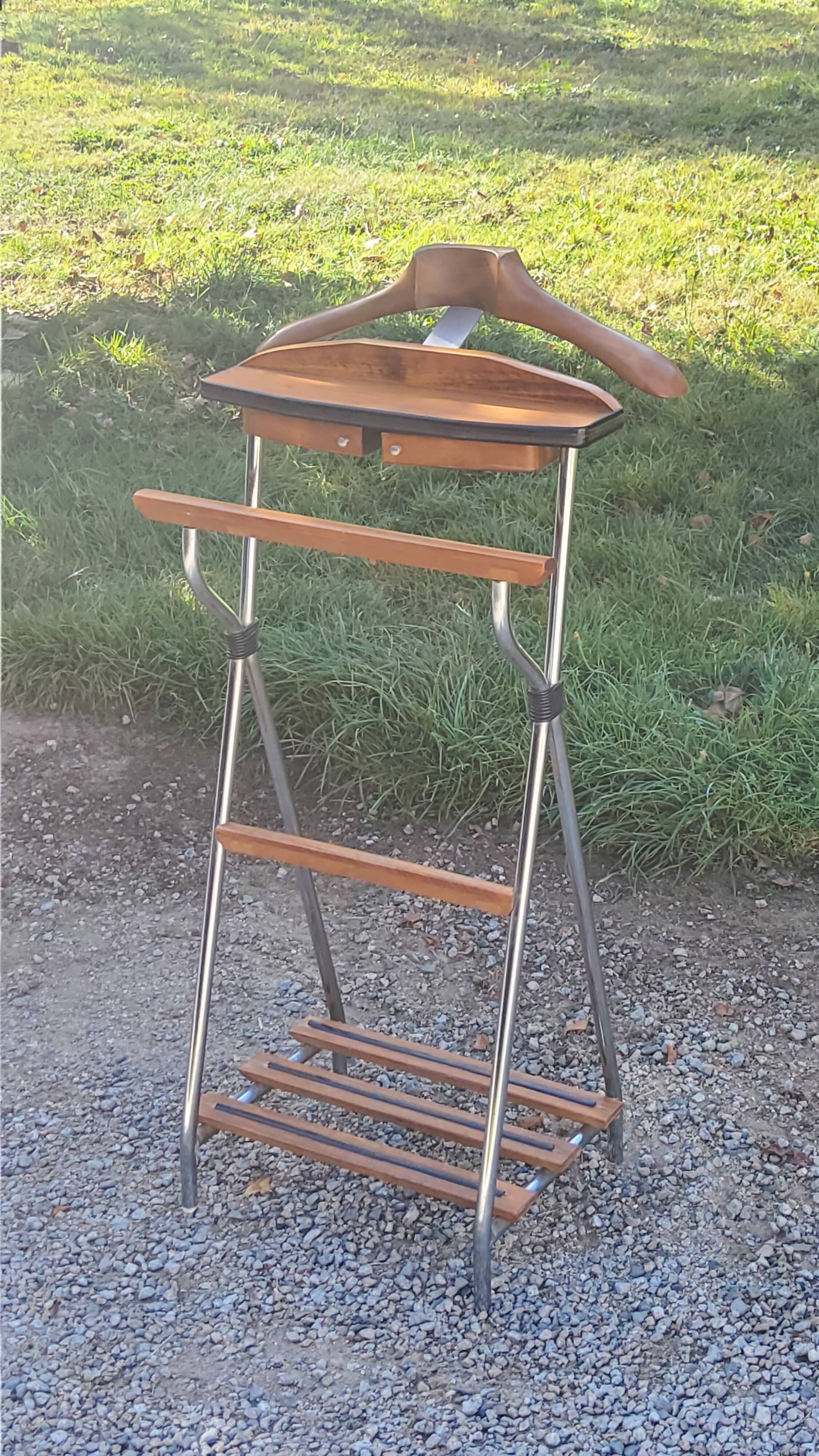 Vintage valet in wood, chrome metal and vinyl from the 60s