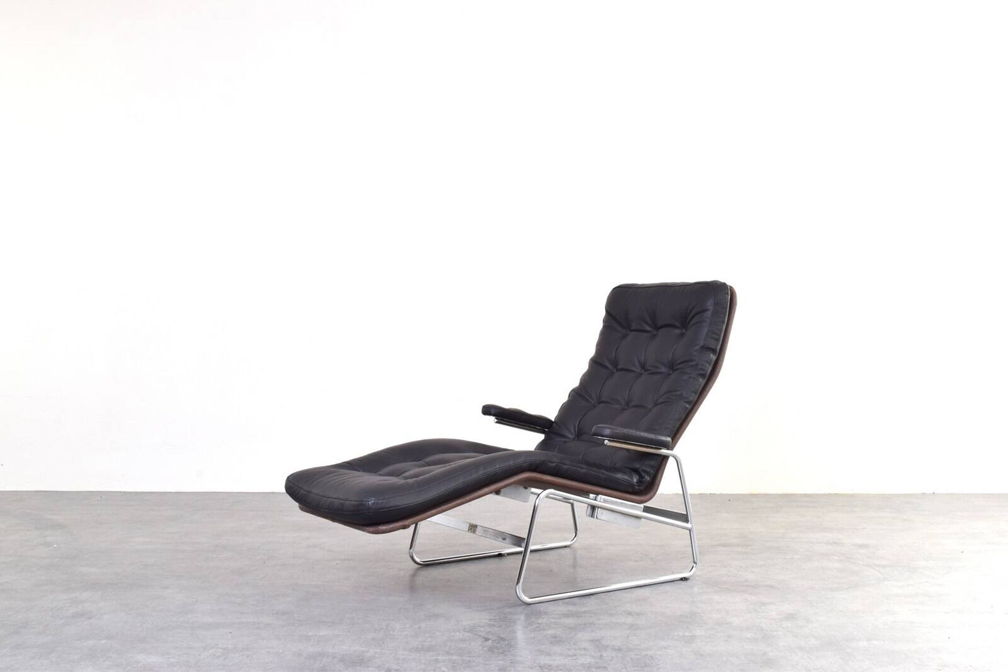 Bauhaus Leather and Chrome Model Fenix Chaise Longue by Sam Larsson for Dux