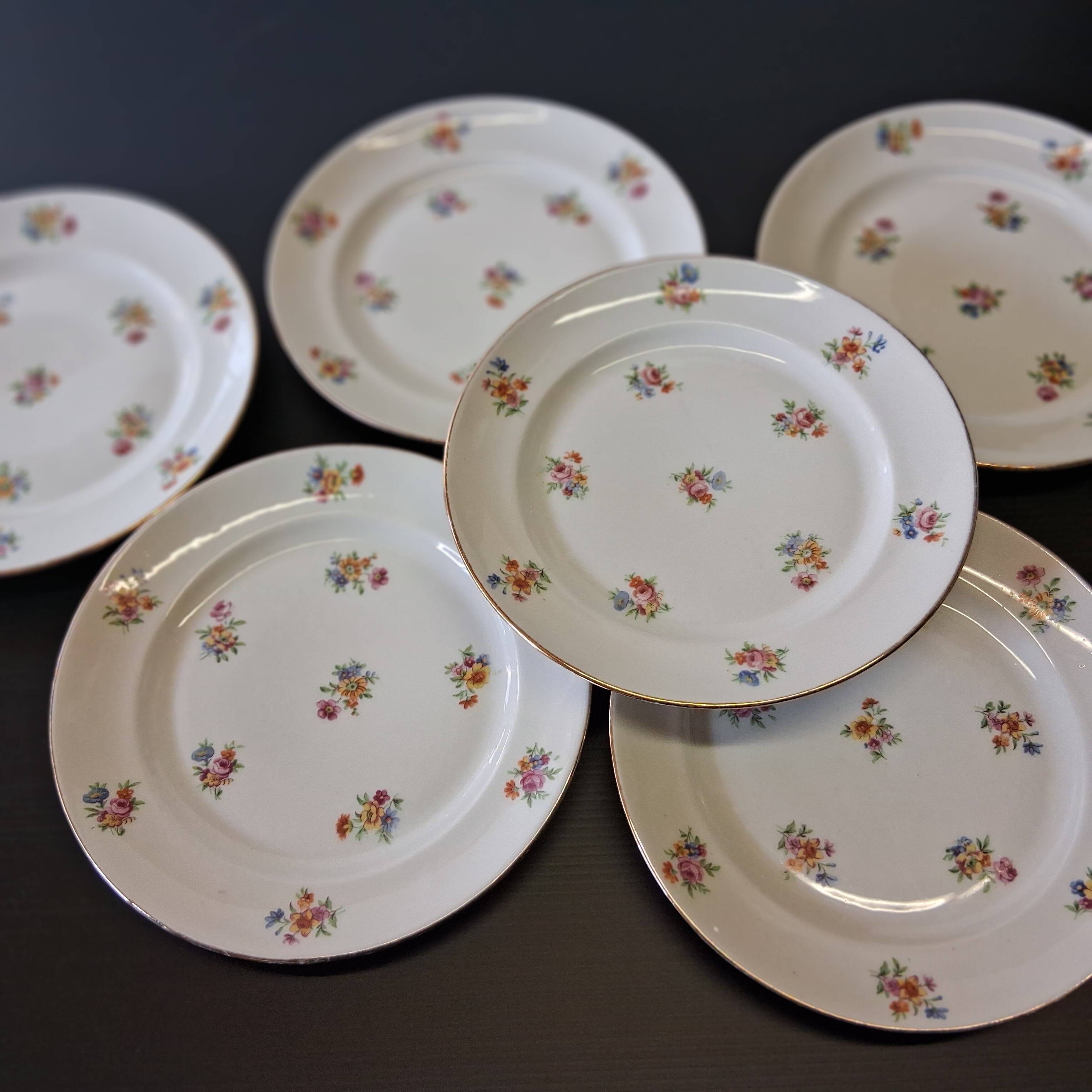 6 dessert plates in French porcelain in good condition.
