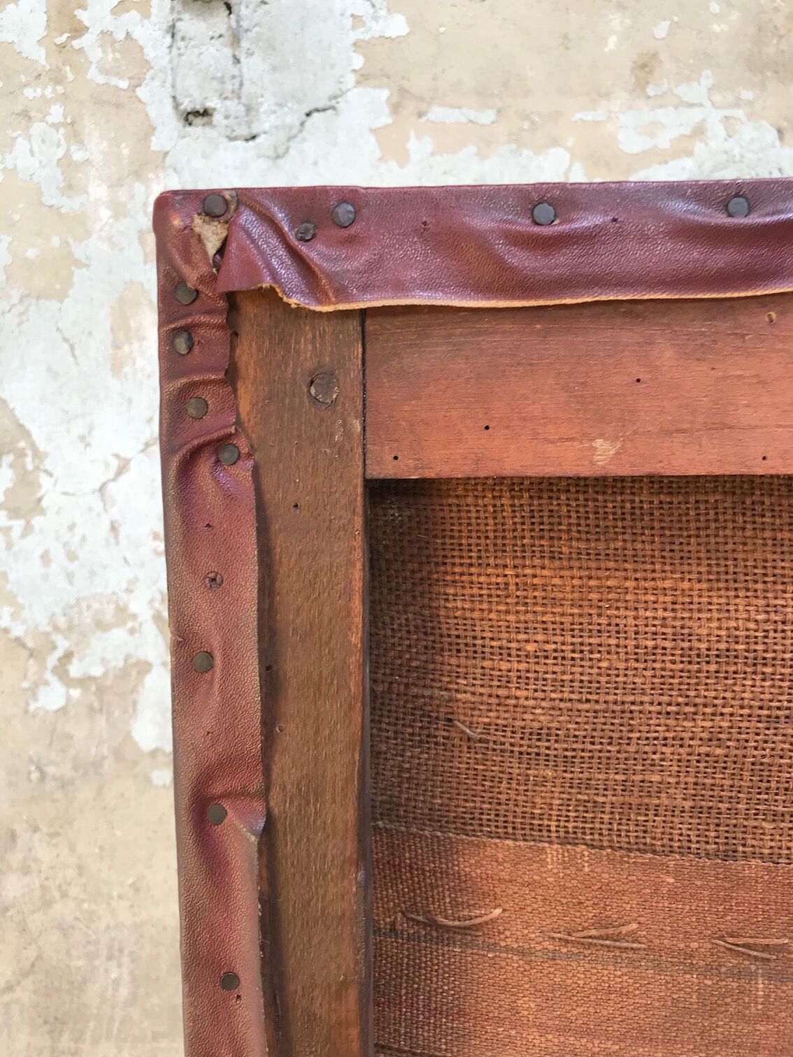 Bistro bench in burgundy leather