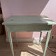 Petite table en bois d’appoint vintage 50 vert sauge