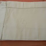 Paire de taies d'oreiller anciennes  jours échelle. Monogramme WB.