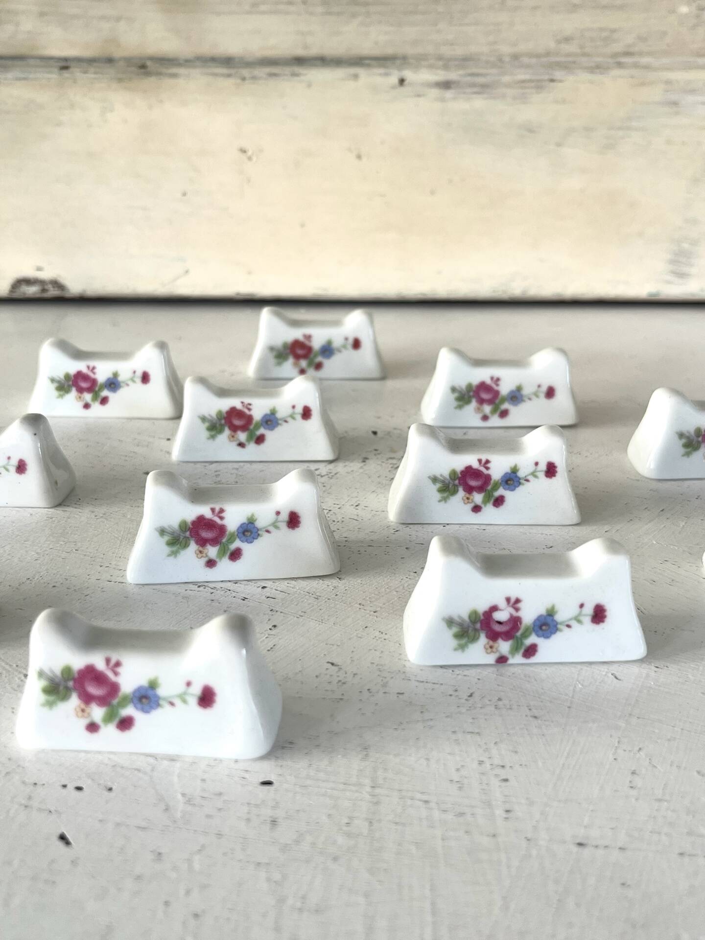 Ensemble de 12 repose-couteaux en porcelaine française avec motifs floraux