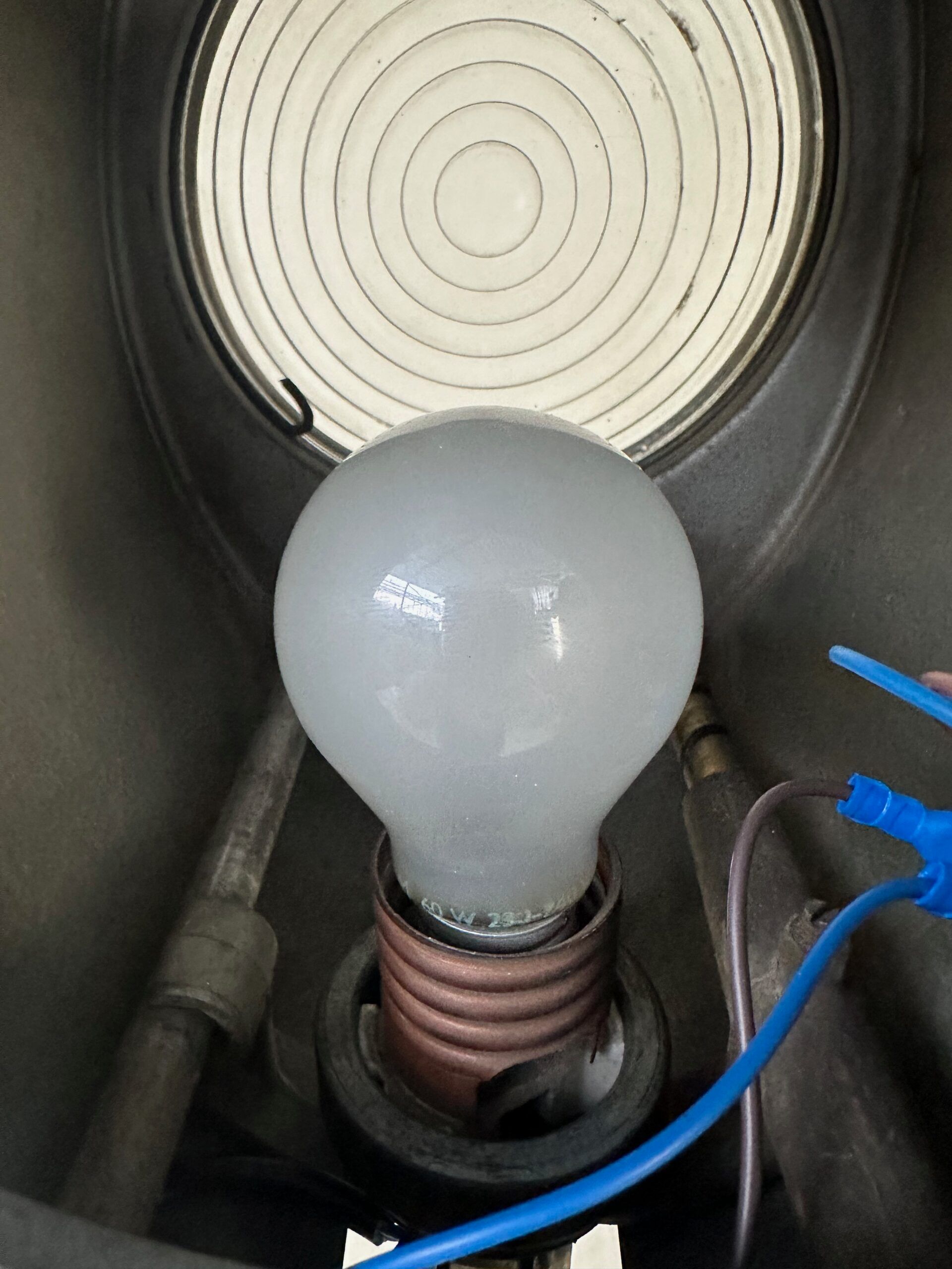 Vintage industrial theatre spotlight on tripod – Cremer