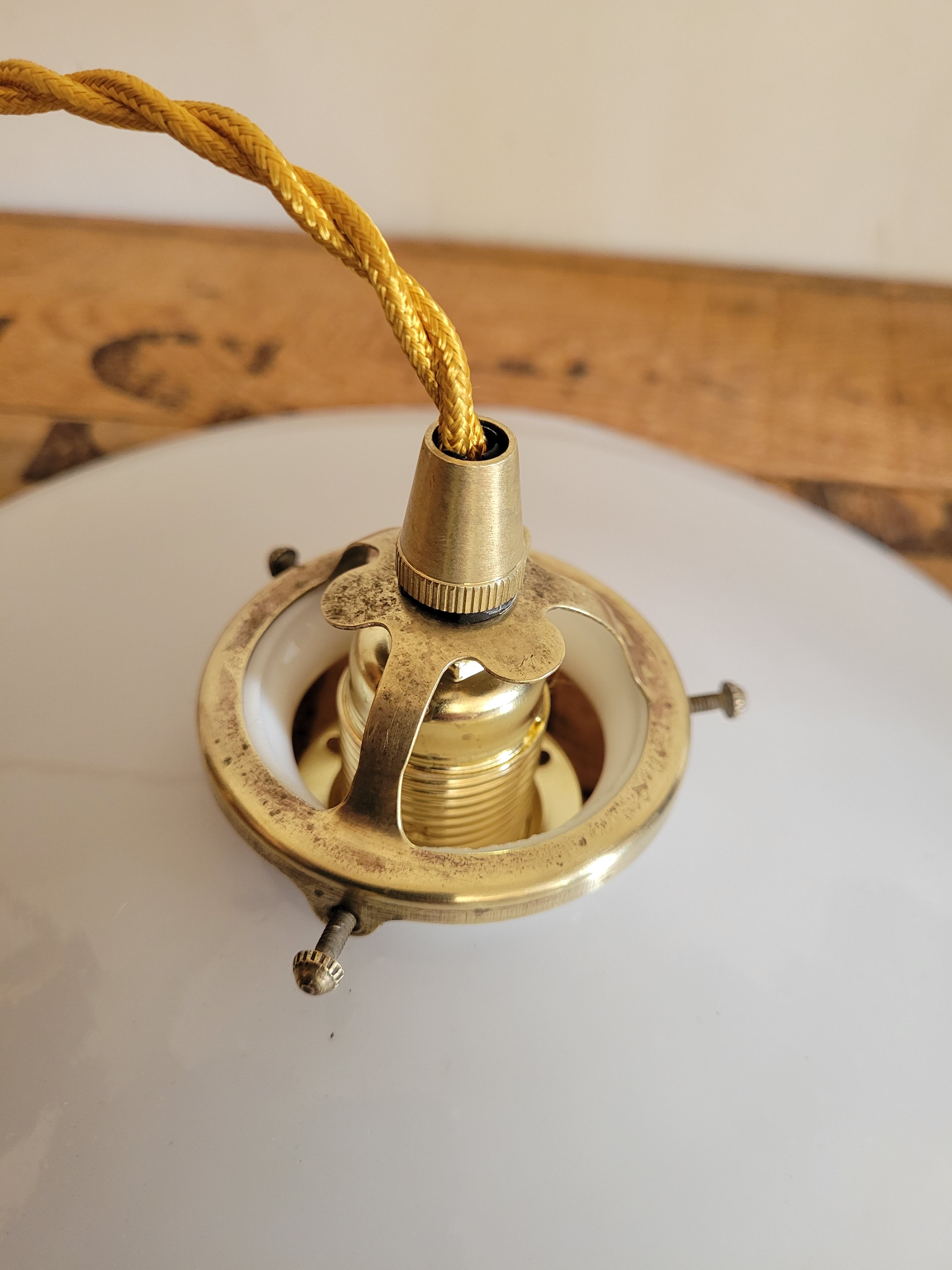 White opaline suspension