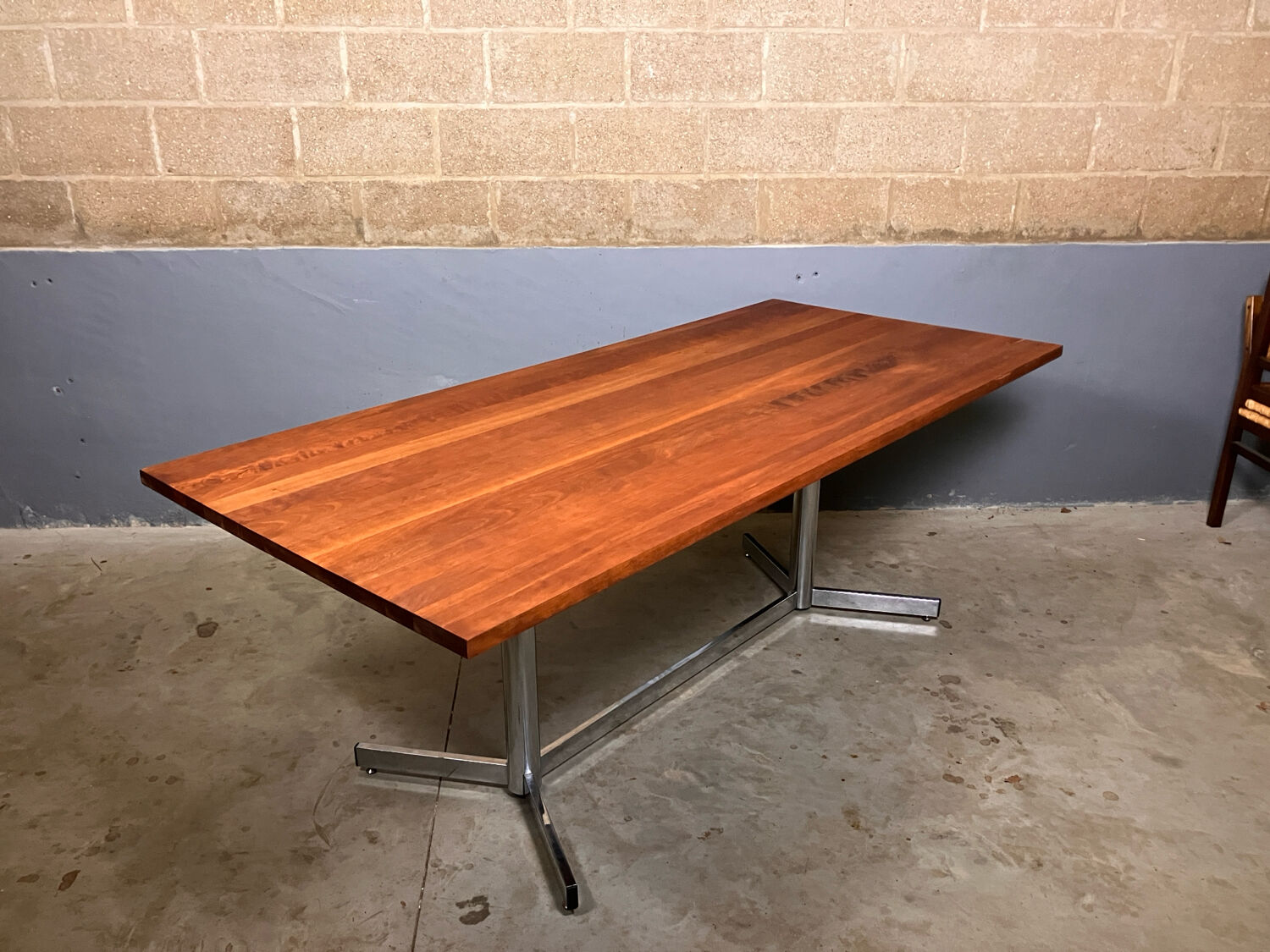 Table de salle à manger vintage chromée en merisier massif de style industriel