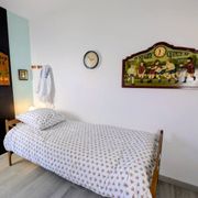 Vintage folding bed – wood and metal – 206 cm – rustic charm and practicality