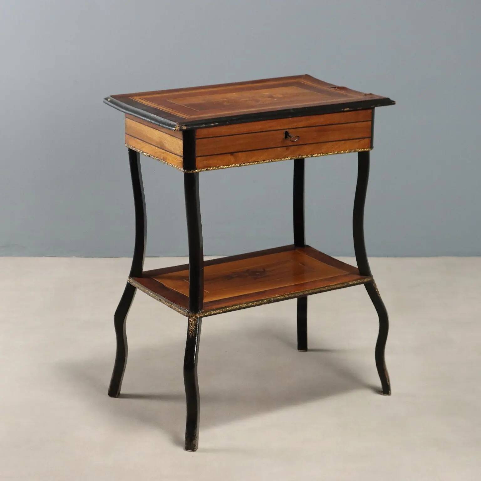 Antique sewing table in various types of wood, 19th century.