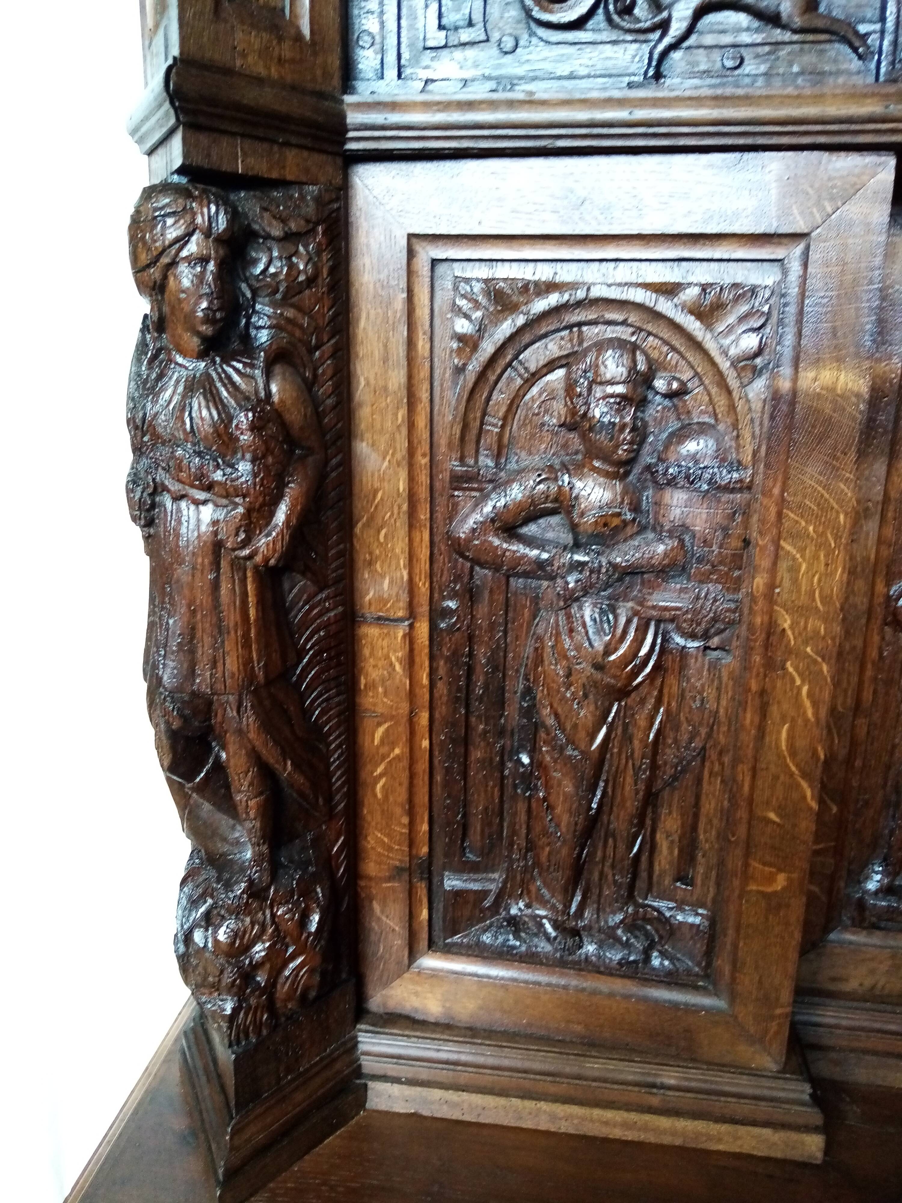 Buffet 2 corps sculpté du XVI ème siècle