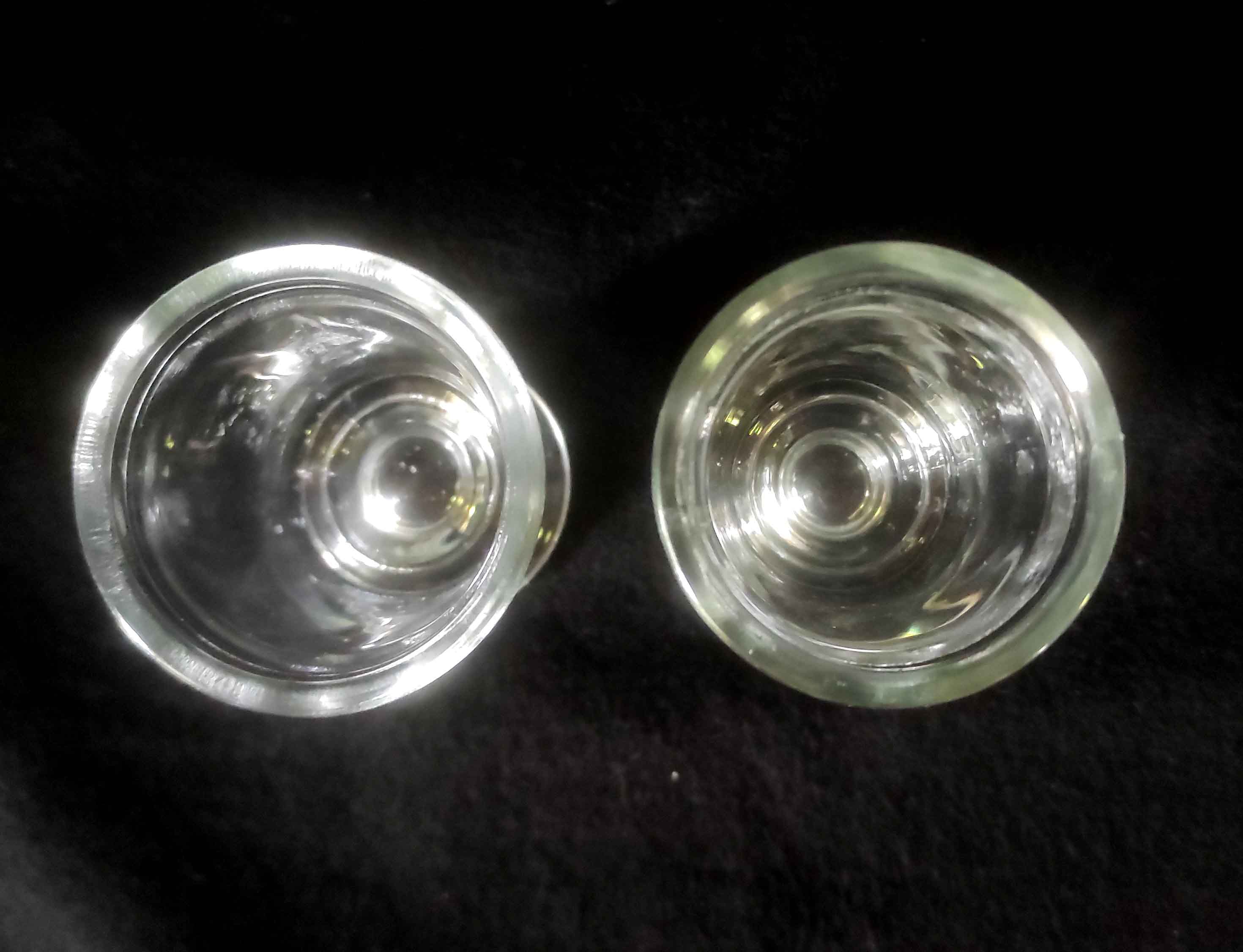 Deux verres à liqueur de bistrot