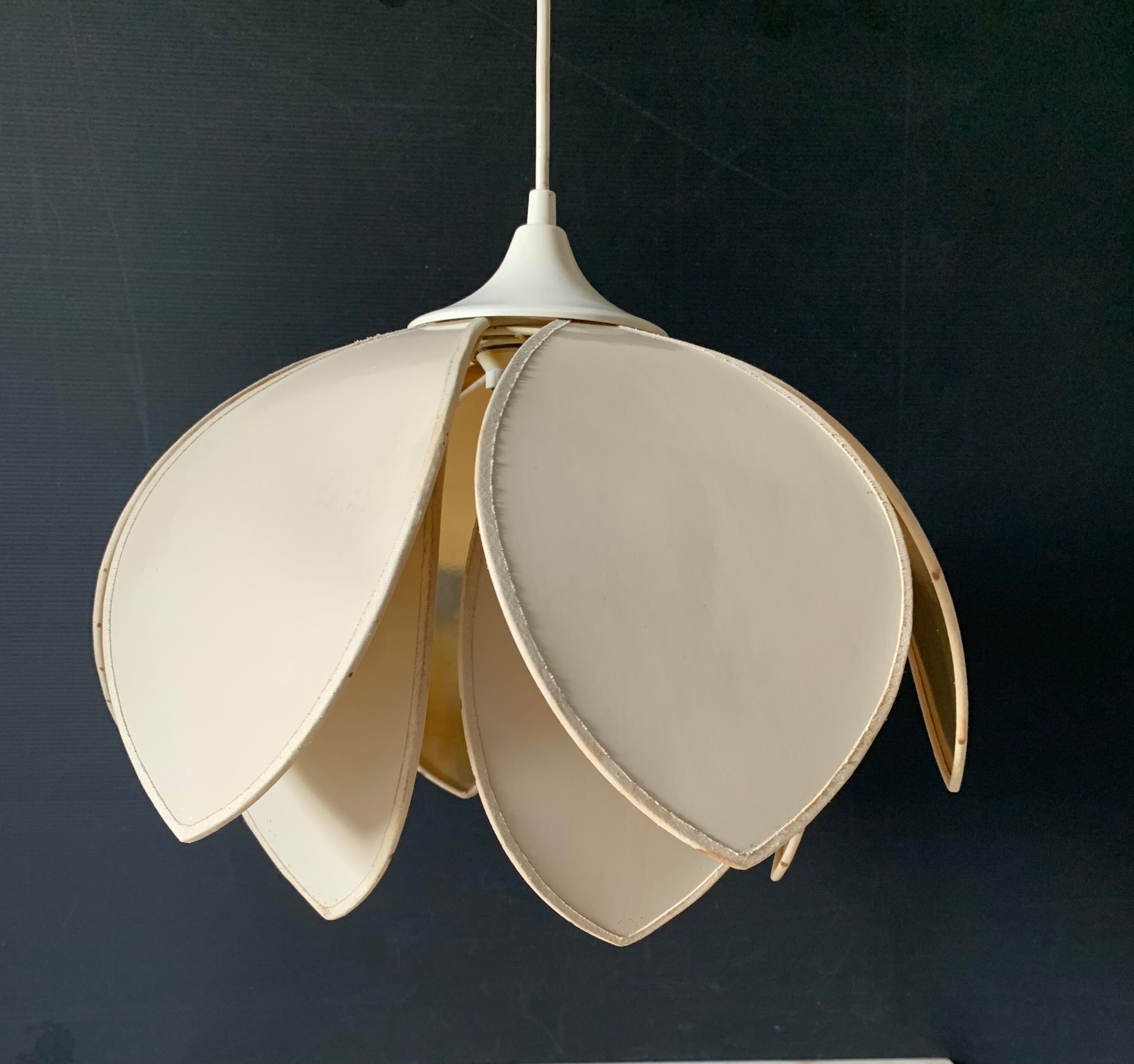 Suspension fleur de lotus vintage