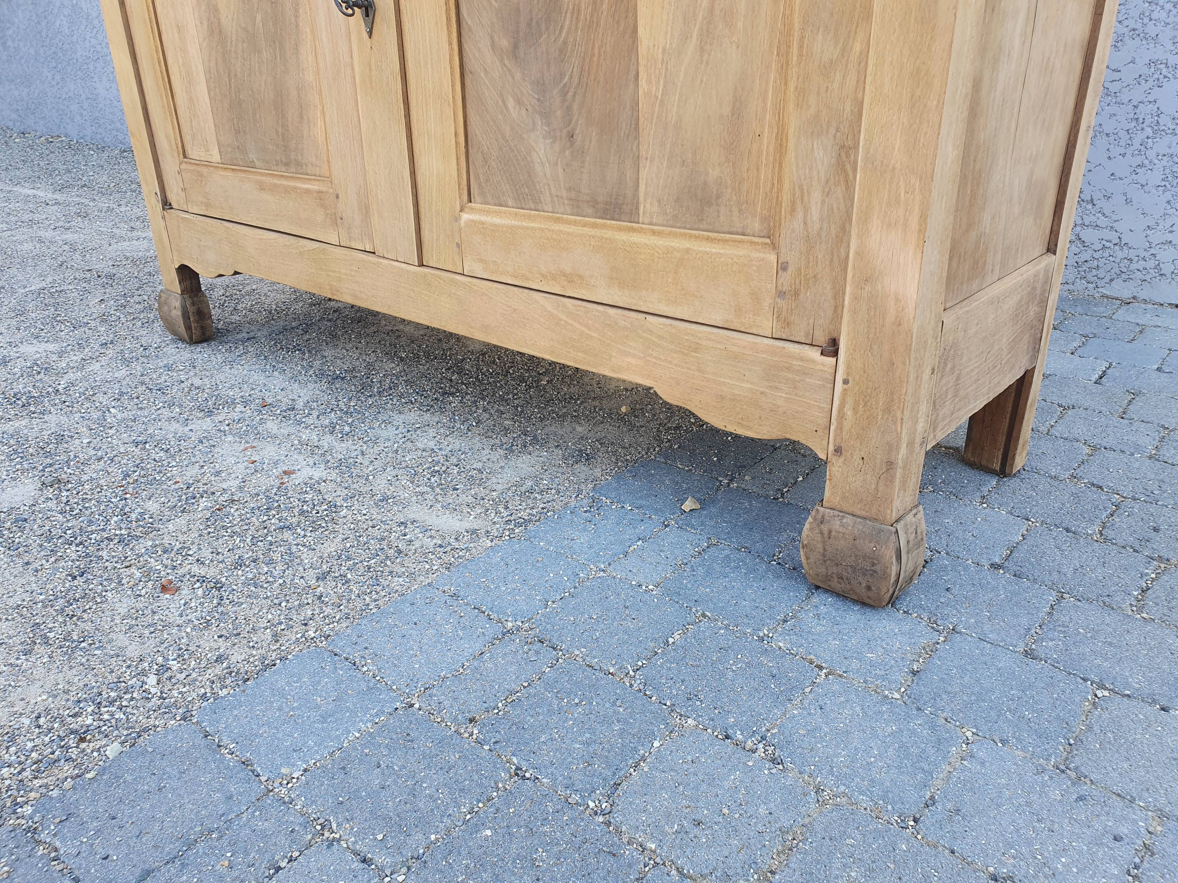 Bahut buffet furniture of old raw wood shallow