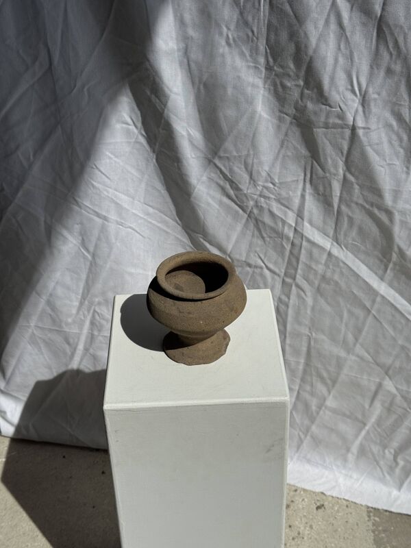 Petit pot piédouche brutaliste indonésien H13 D15
