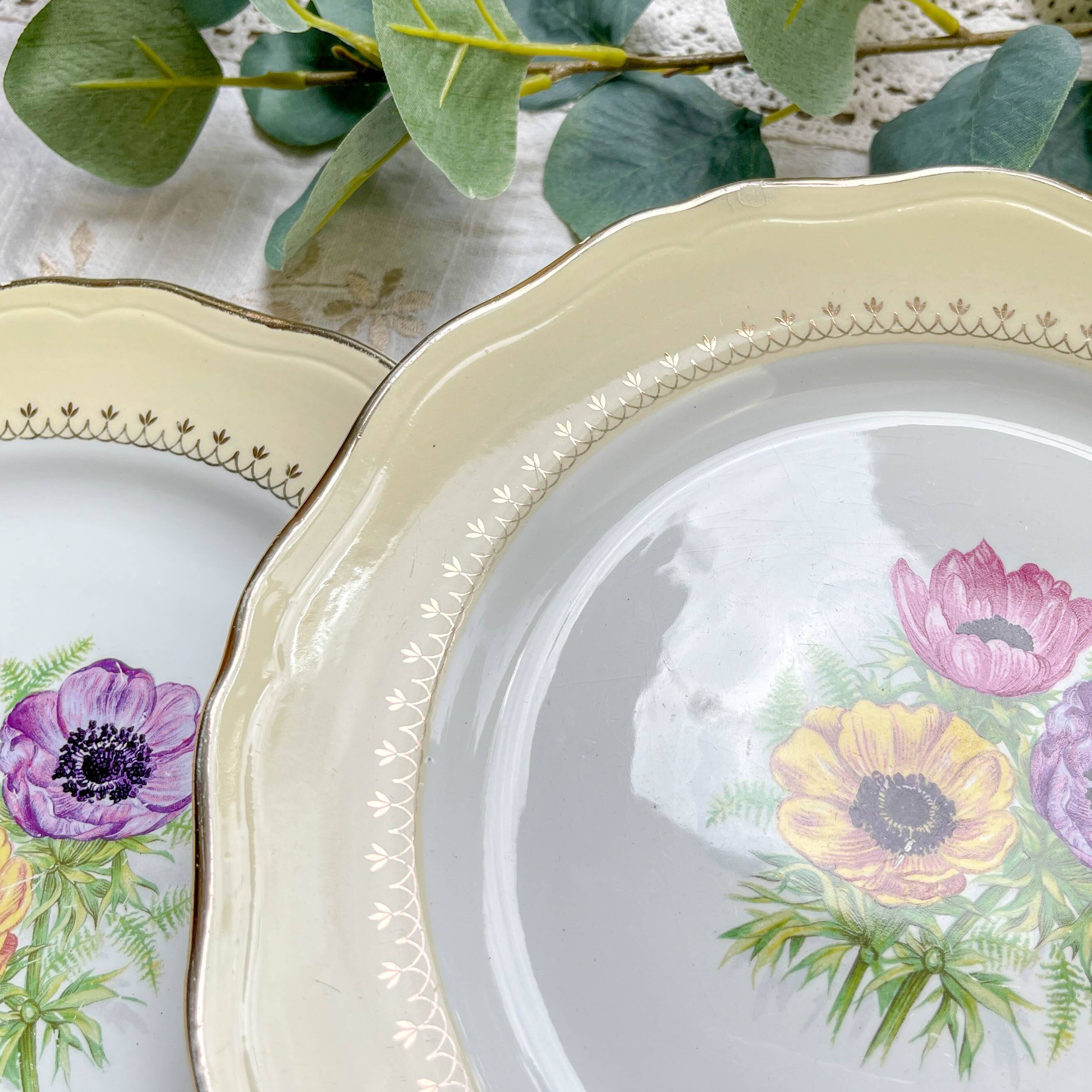 6 vintage porcelain dinner plates with white and golden yellow floral pattern L'Amandinoise "Coopélia" - Vintage floral tableware