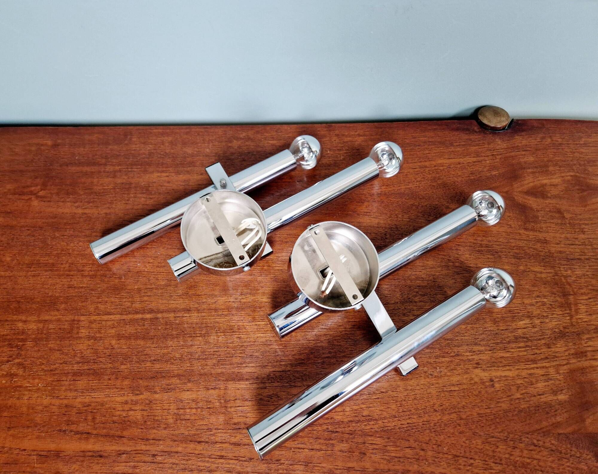 Pair of chromed metal wall lights, design Gaetano Sciolari, 1970s