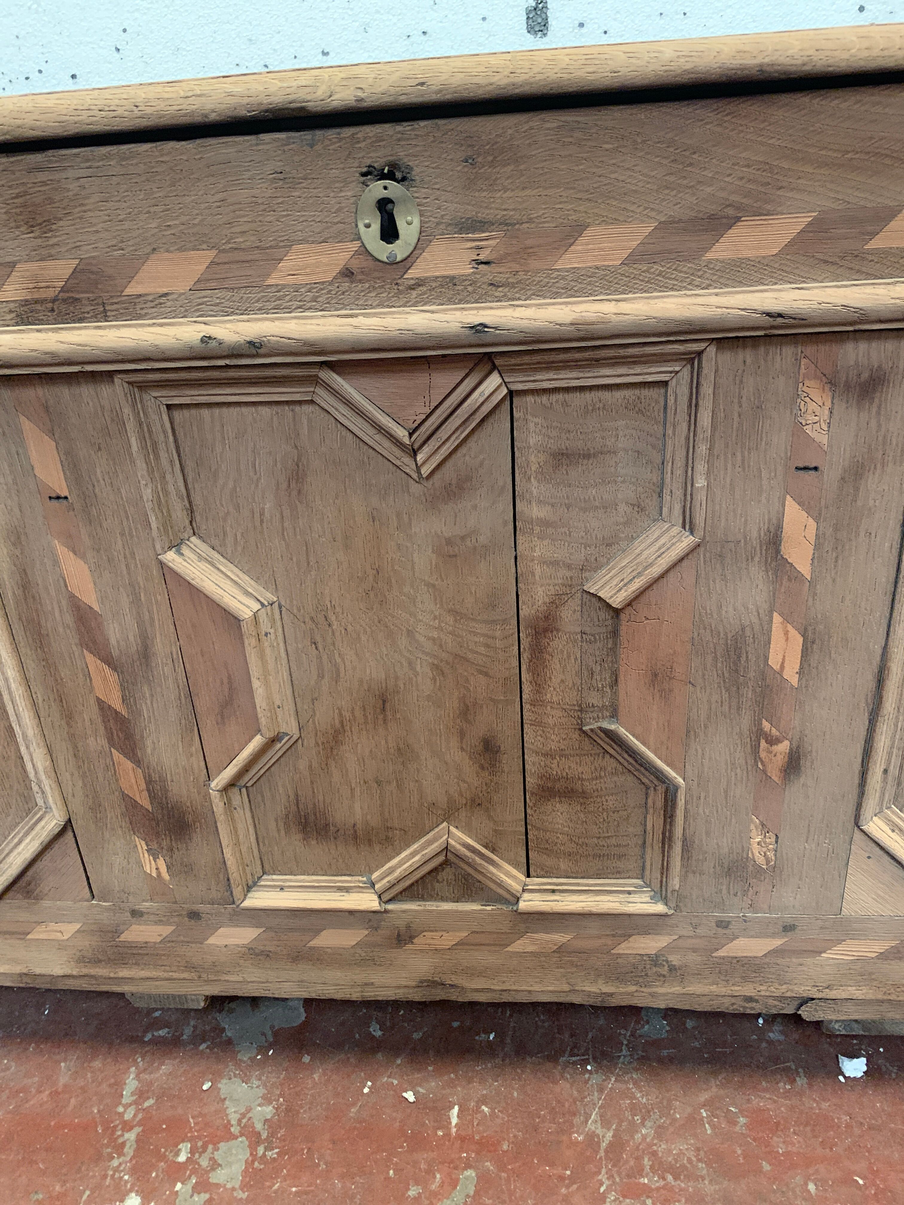 Chest in oak and marquetry of light wood XVIII century