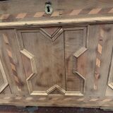 Chest in oak and marquetry of light wood XVIII century