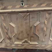 Chest in oak and marquetry of light wood XVIII century
