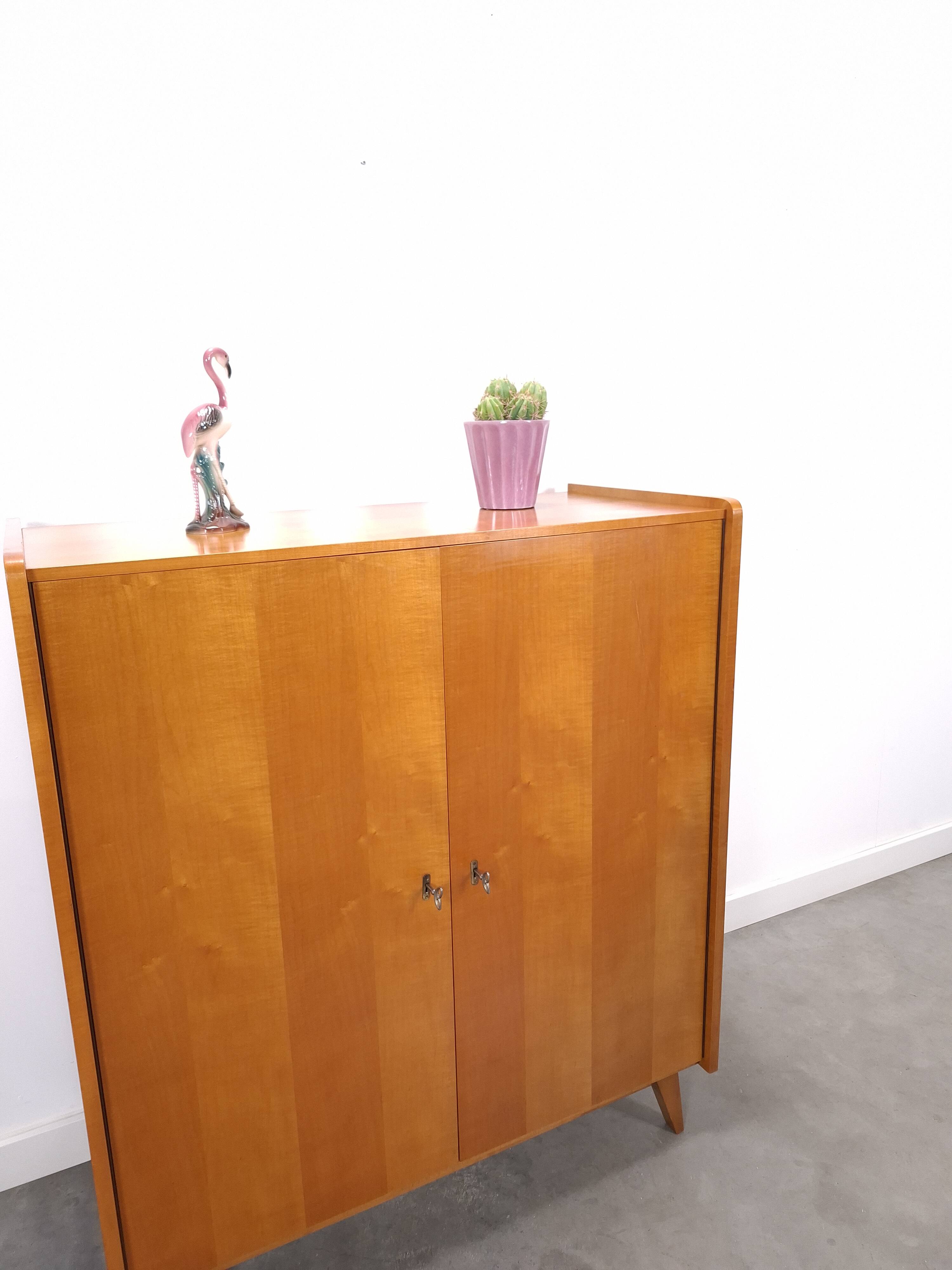 Kledingkast met legplanken en lades, opbergkast
