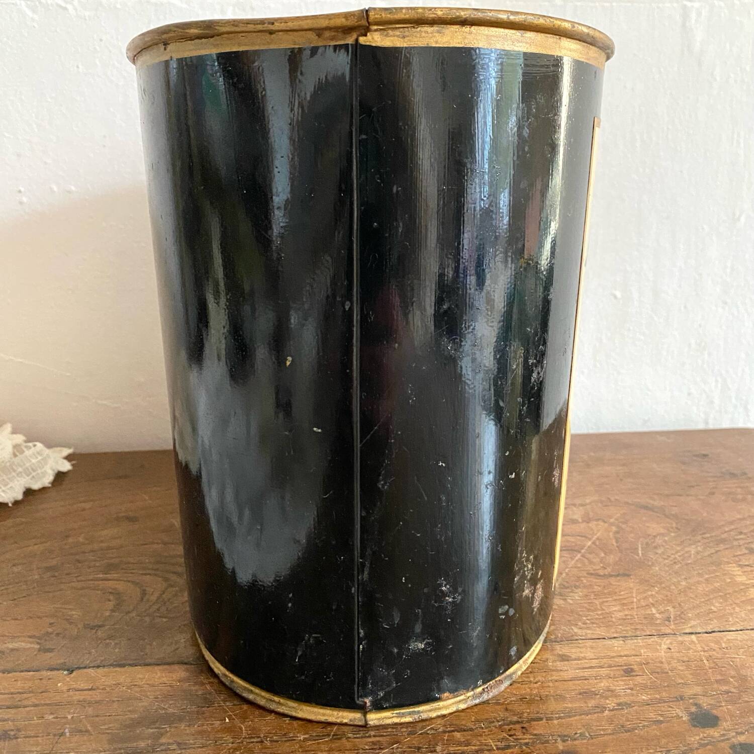 Metal wastebasket with bird decoration