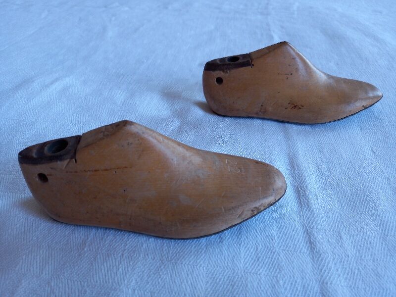 Pair of 2 children's shoe trees, handmade work, light wood, size 22