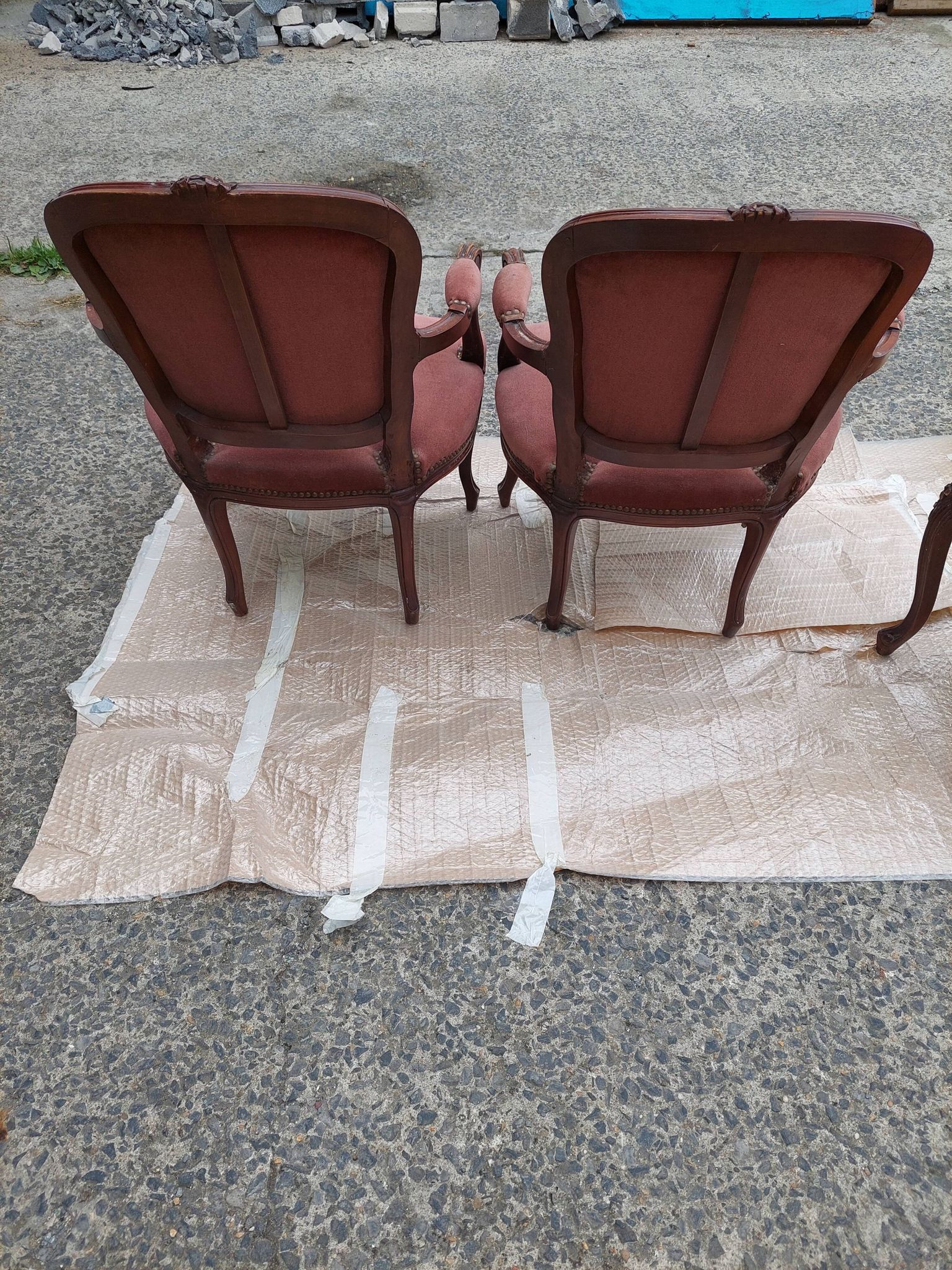 Paire de fauteuils avec ses reposes pieds style Louis Philippe en noyer