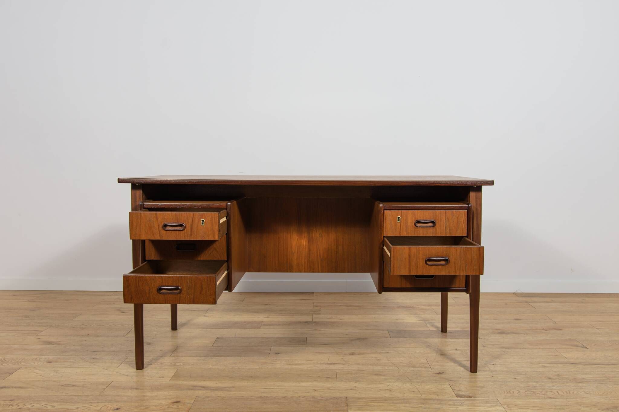 Autonomous teak desk from the 1960s, Denmark