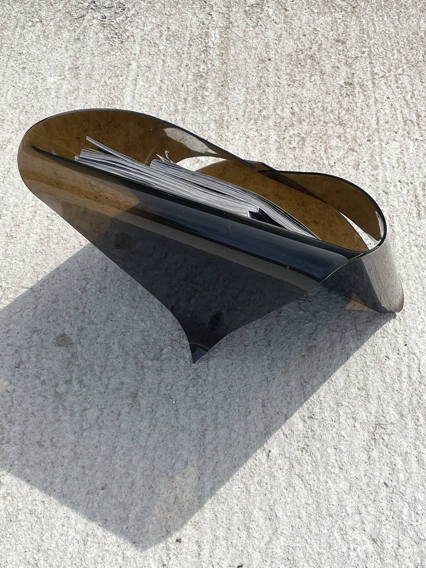 Porte-revues en plexiglas fumé des années 1970.