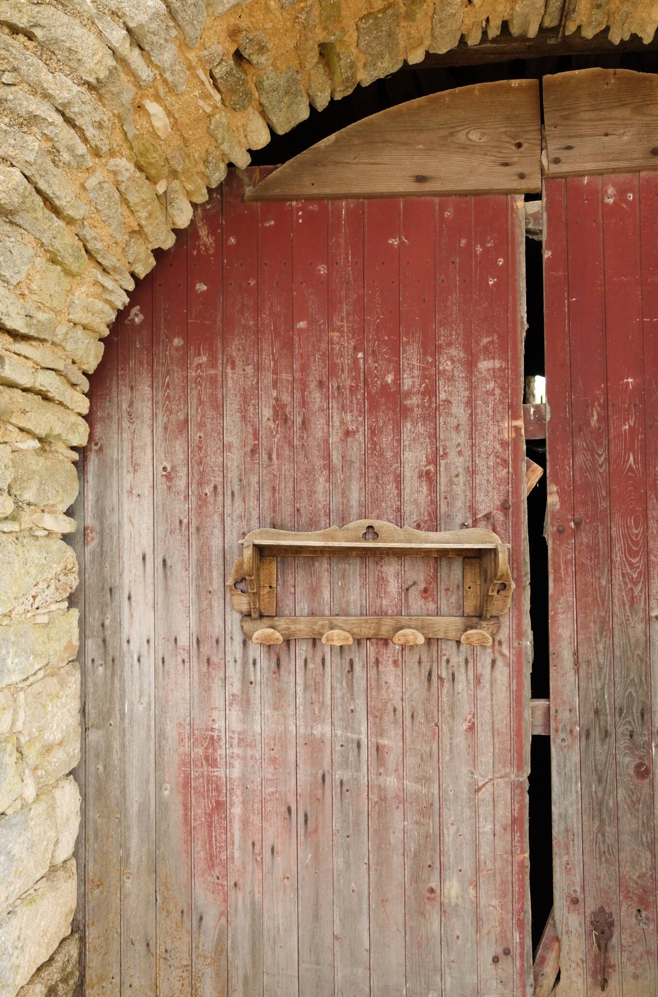 Porte-manteau mural ancien en bois