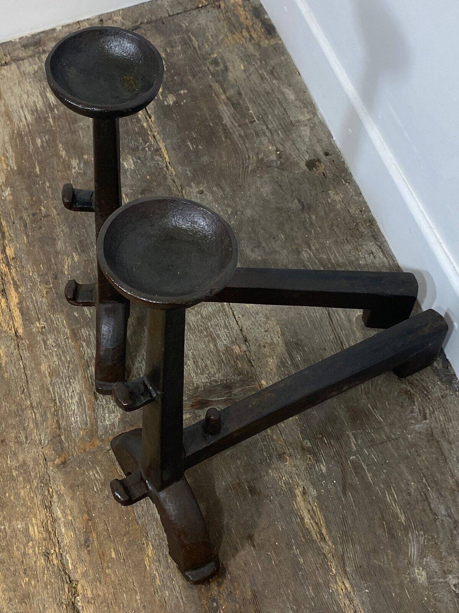 Paire de chenets anciens en fonte, décor rustique, vers 1900