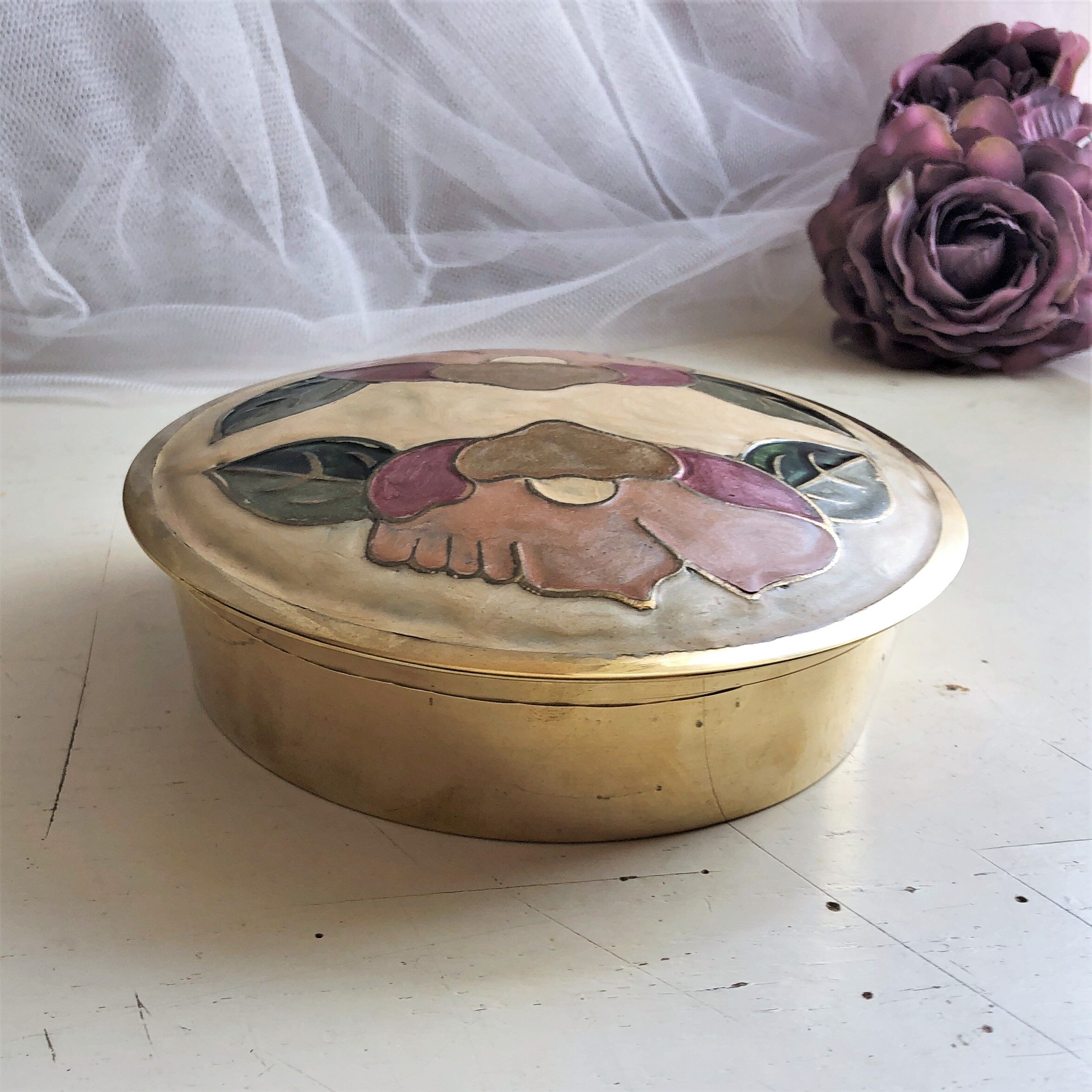 Boîte ronde laiton émaillé décor floral d'Inde