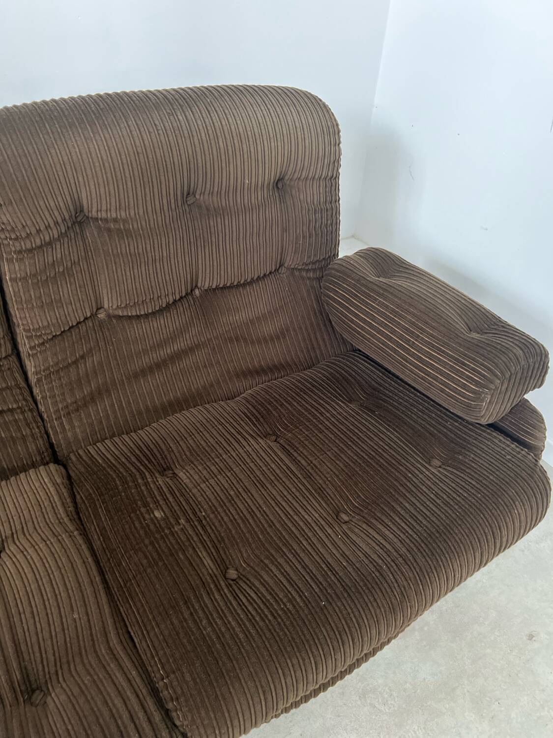 Ancien canapé vintage 3 place Airborne design français Cadestin velour