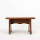 Tabouret bas rustique français en bois peint en terre cuite, années 1890.