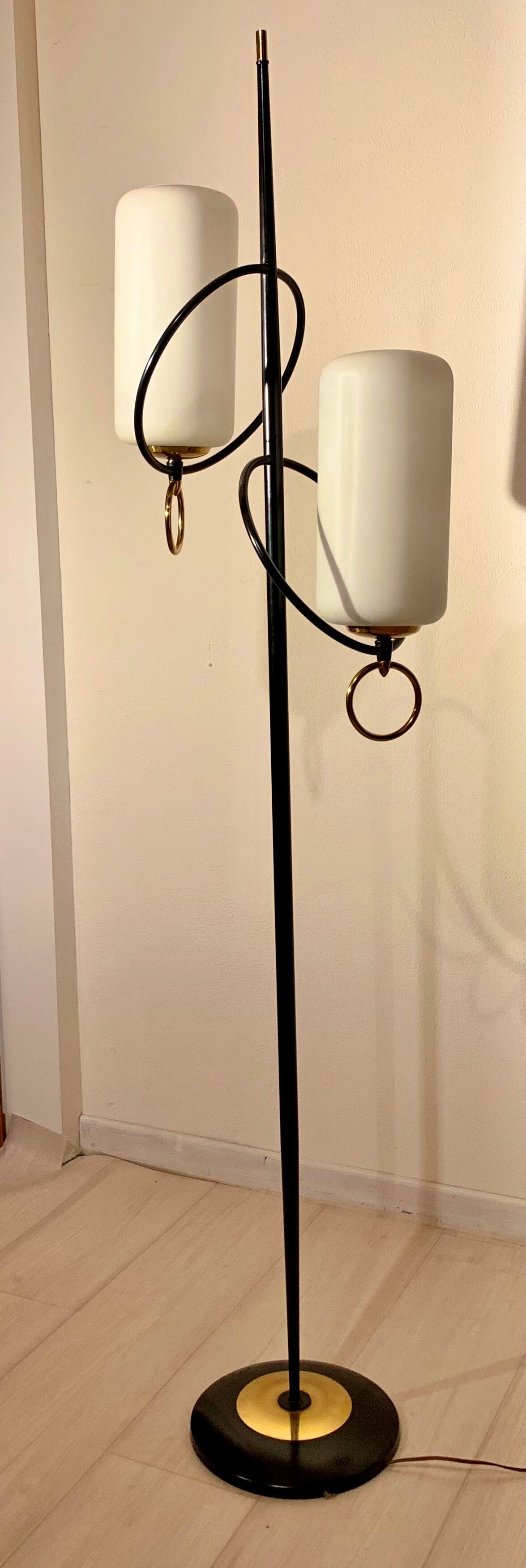 Lampadaire Stilnovo années 50 opalines et boucles laiton