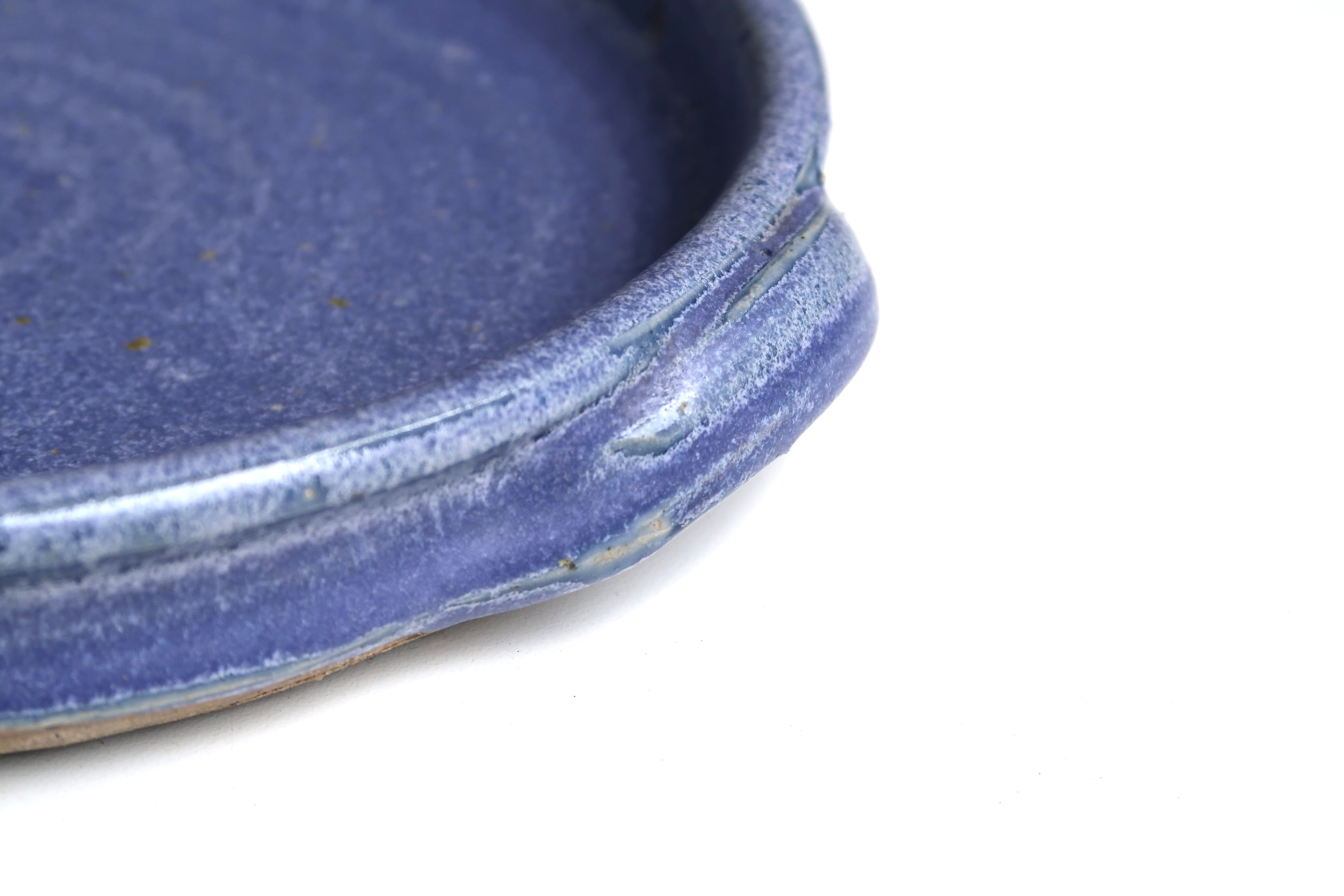 Plat bleu à anses en grès signé La Borne, années 60