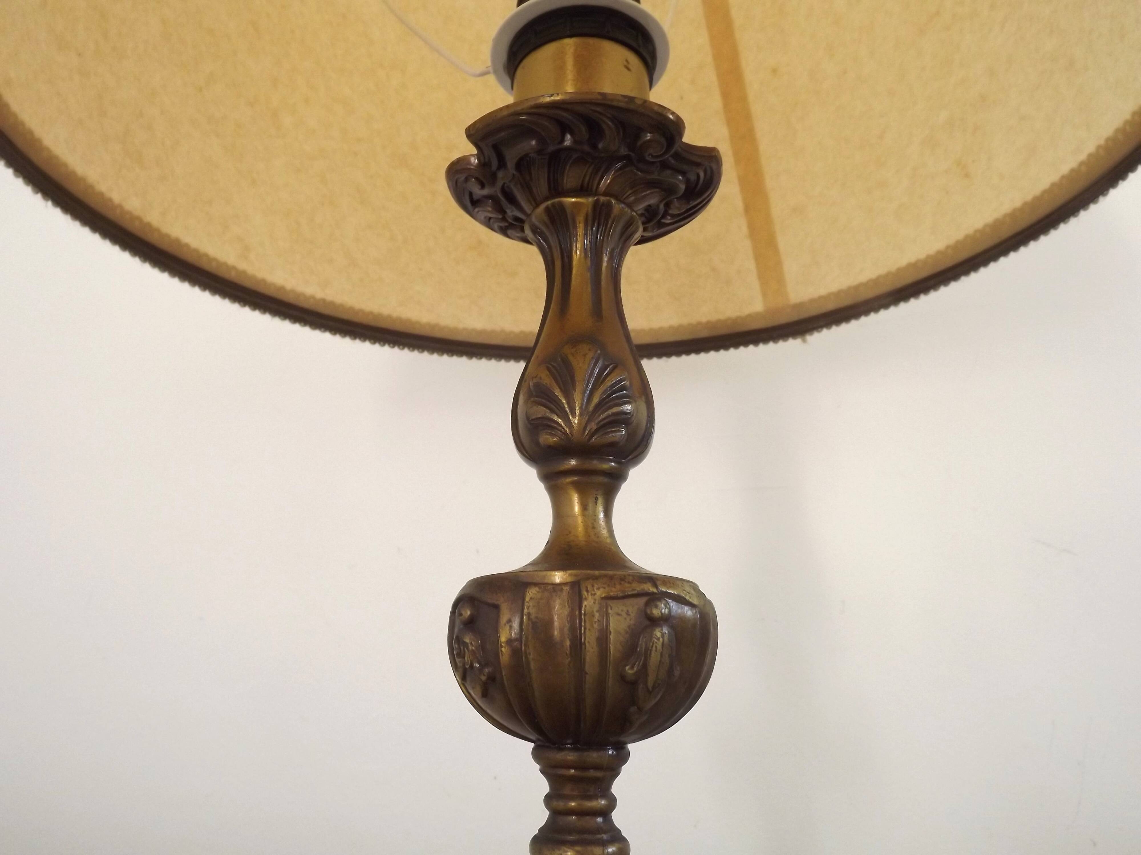Spanish vintage brass table lamp with beige braided plastic shade 5555.