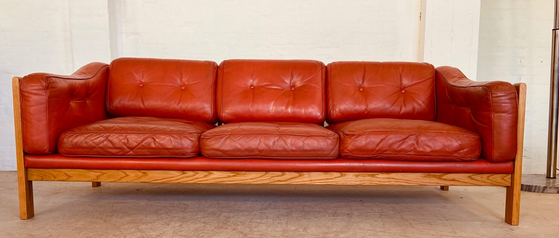 Canapé vintage suédois des années 70 en cuir cognac pour 3 personnes.