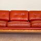 Canapé vintage suédois des années 70 en cuir cognac pour 3 personnes.