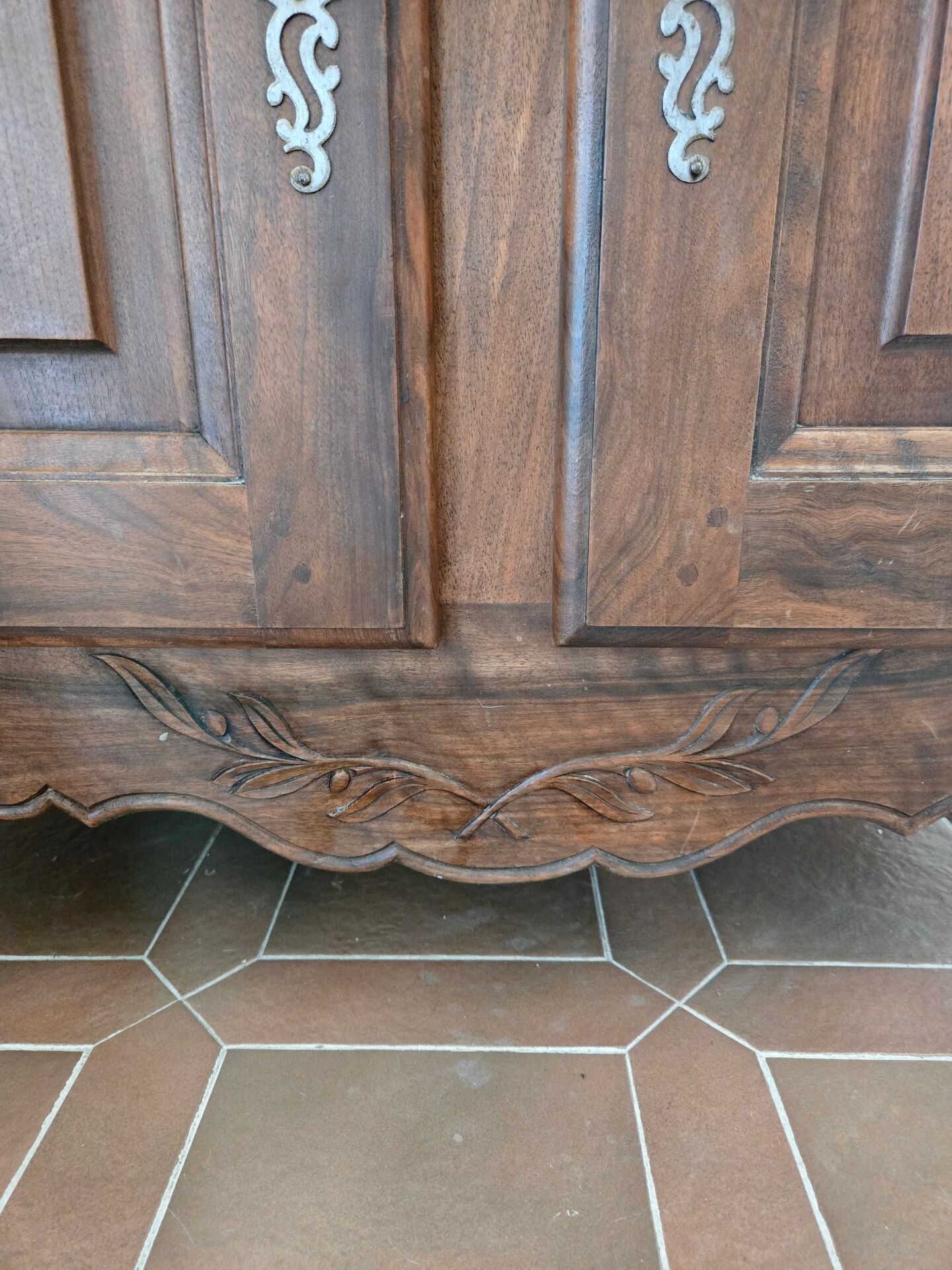 Antique Louis XV style buffet in solid wood.