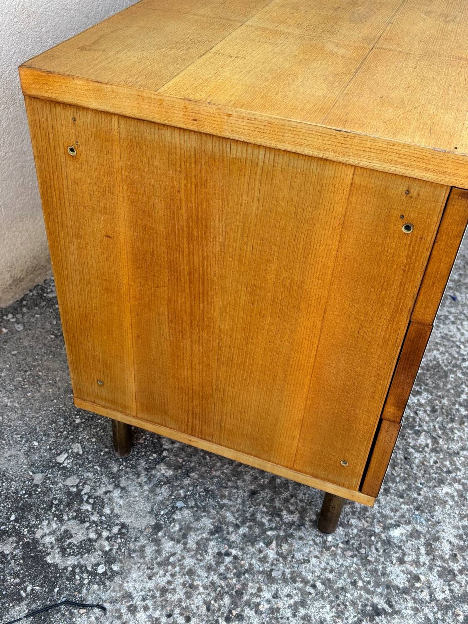 Commode années 70 chêne, laiton et placage blanc cassé