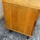 Commode années 70 chêne, laiton et placage blanc cassé