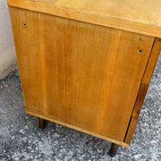 Commode années 70 chêne, laiton et placage blanc cassé