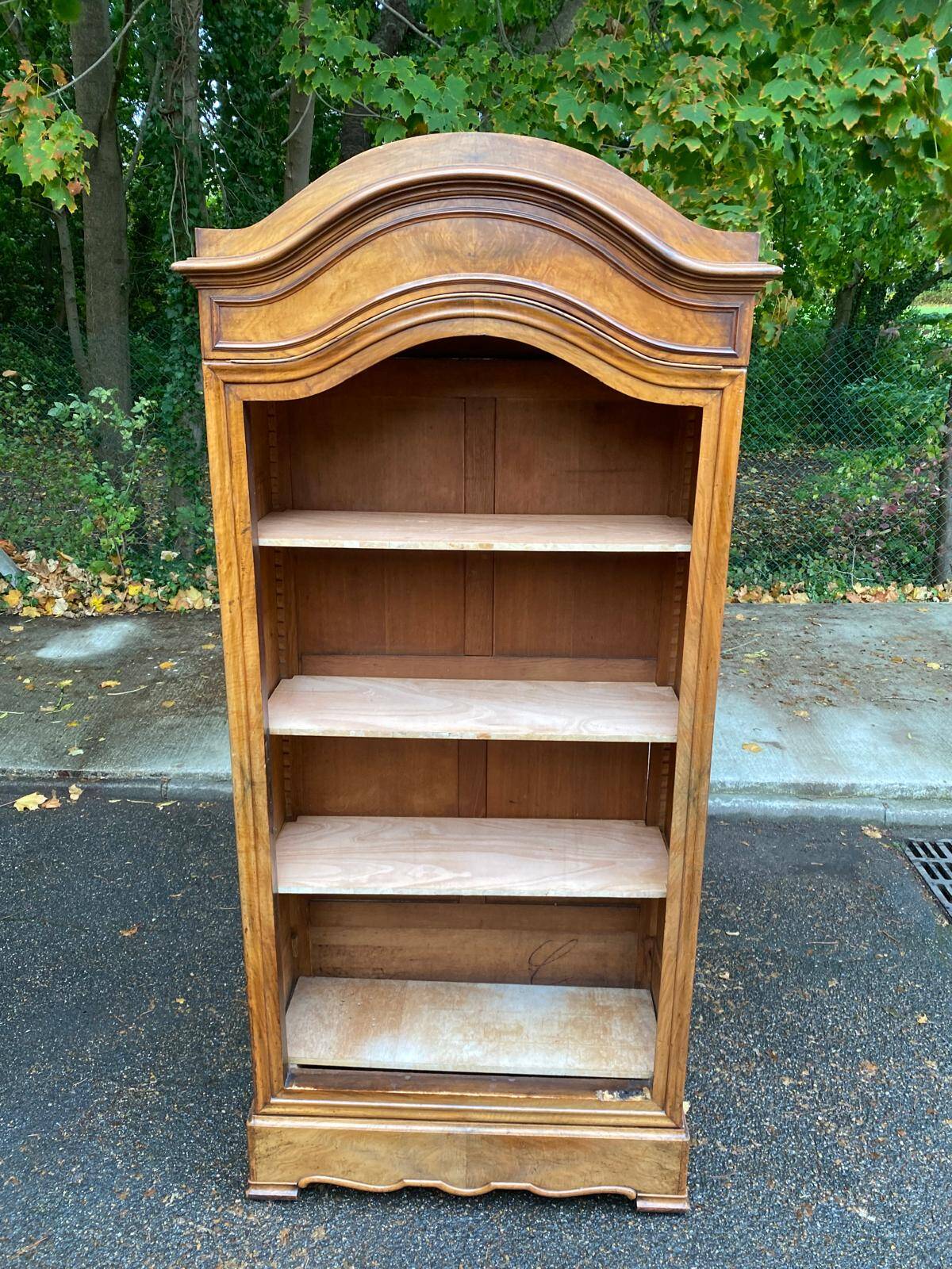 Louis XV bookcase in solid burr walnut from the 18th century