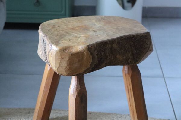 Tabouret brutaliste en orme massif