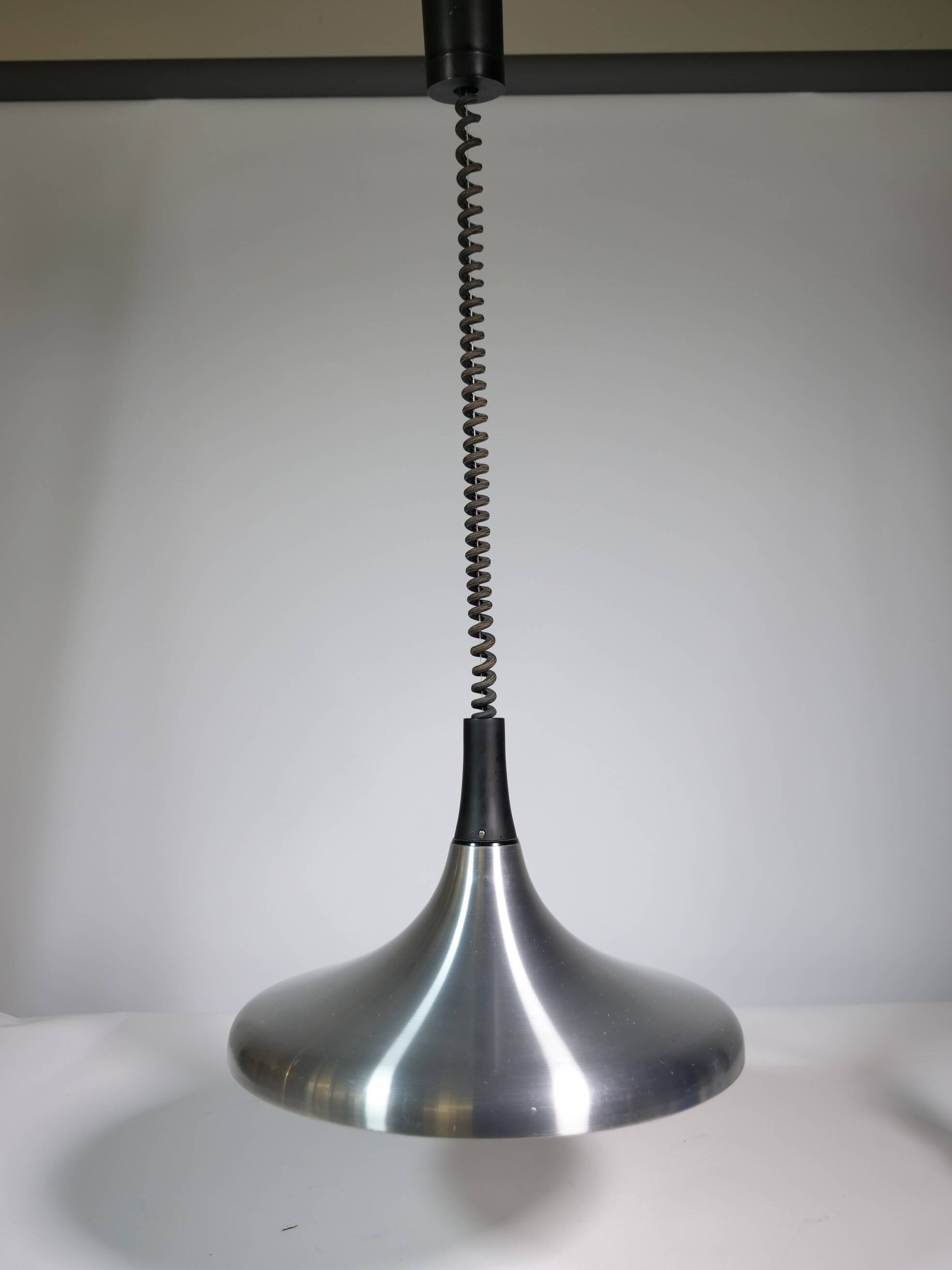 Suspension chromée au design futuriste, par Erco, Allemagne, années 1960