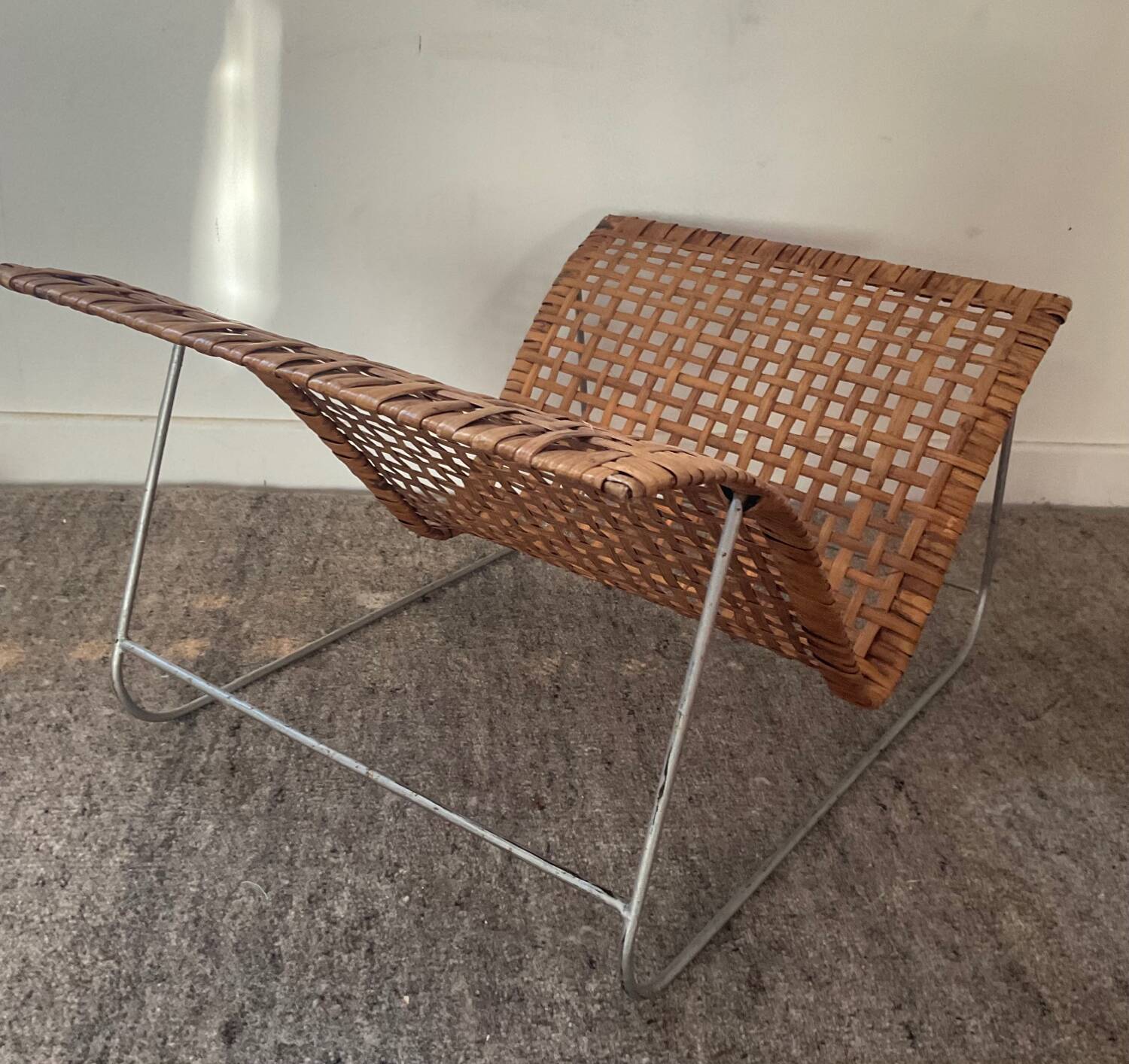 Magazine holder in woven rattan and metal