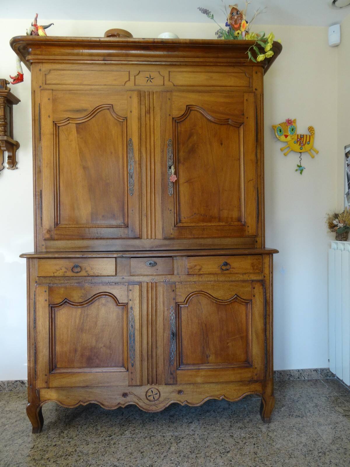 magnificent two-body buffet from the 18th century in walnut – an exceptional antique piece